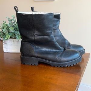 URBAN OUTFITTERS black lug sole boots with Sherpa lining (size 7) ✨